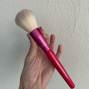 Tarina Tarantino powder brush